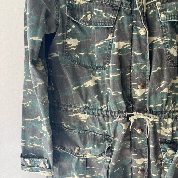 TNA Aritzia Talula camo cargo/utility jacket - Picture 2 of 3